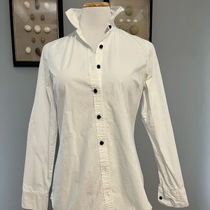 Vineyard Vines button down. Cute butttons